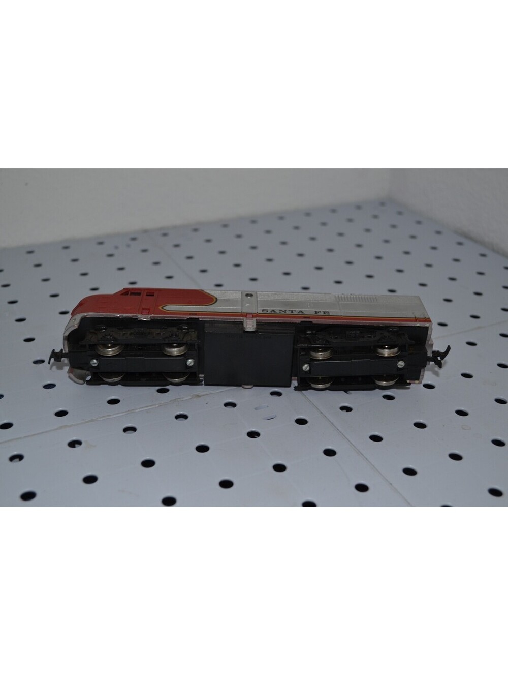 MODEL POWER HO-SCALE ALCO #1032 FA2 DIESEL SANTA FE POWERED LOCOMOTIVE - Picture 5 of 5